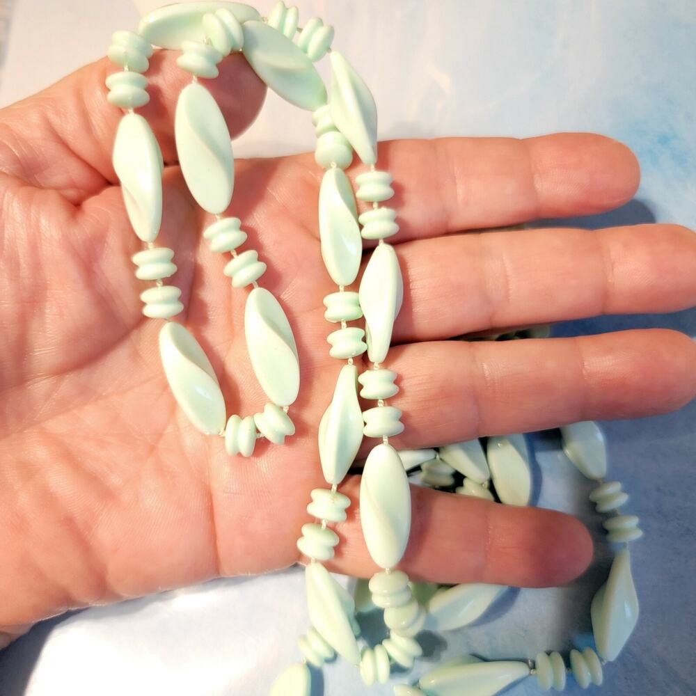 Vintage Pastel Green Lucite Beaded Necklace Flapper Length 48"‎ Retro blu002-039